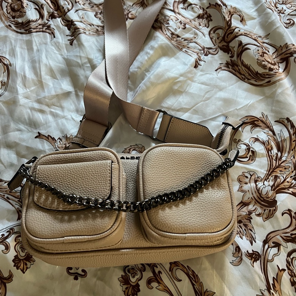 Aldo Cream Crossbody Bag with Chain Detail
New without Tag